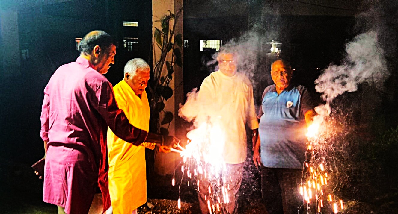 7. Senior citizens enjoying with crakers.jpg